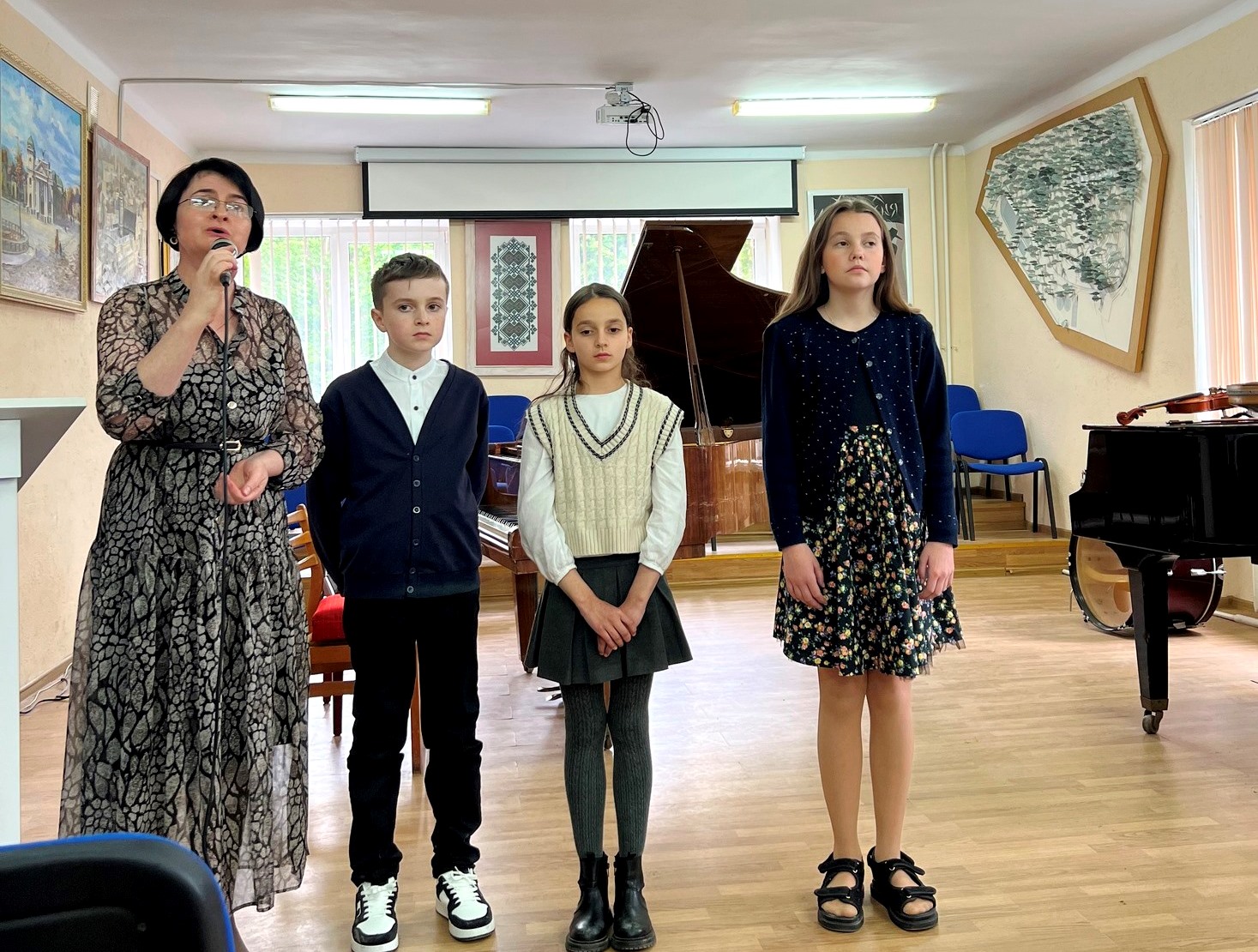  В.о. директора Тетяна П'ятничка разом із своїми талановитими учнями.jpg